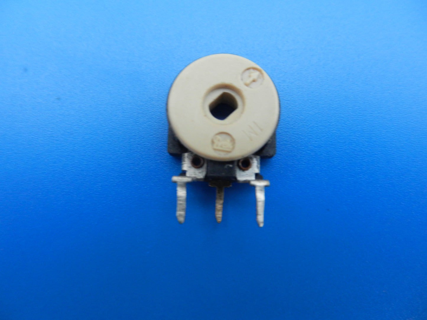 1M0 Trimmer Widerstand stehend für GRUNDIG