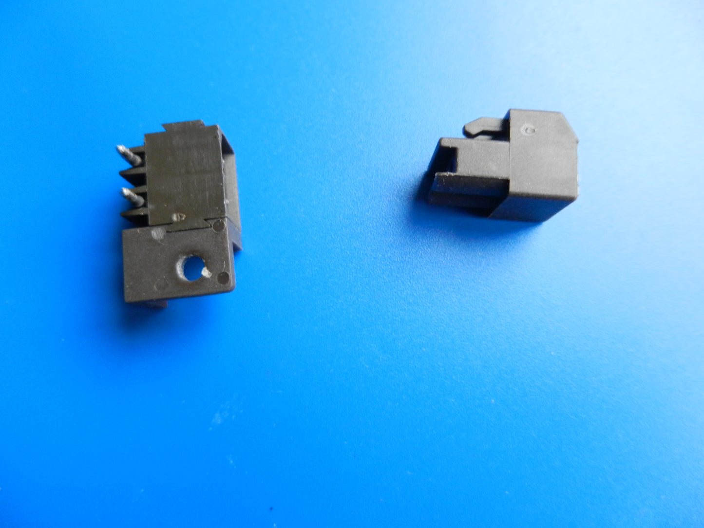 2 polige Buchse schraubbar zur Platinenmontage mit Stecker zum Schrauben , wie neu