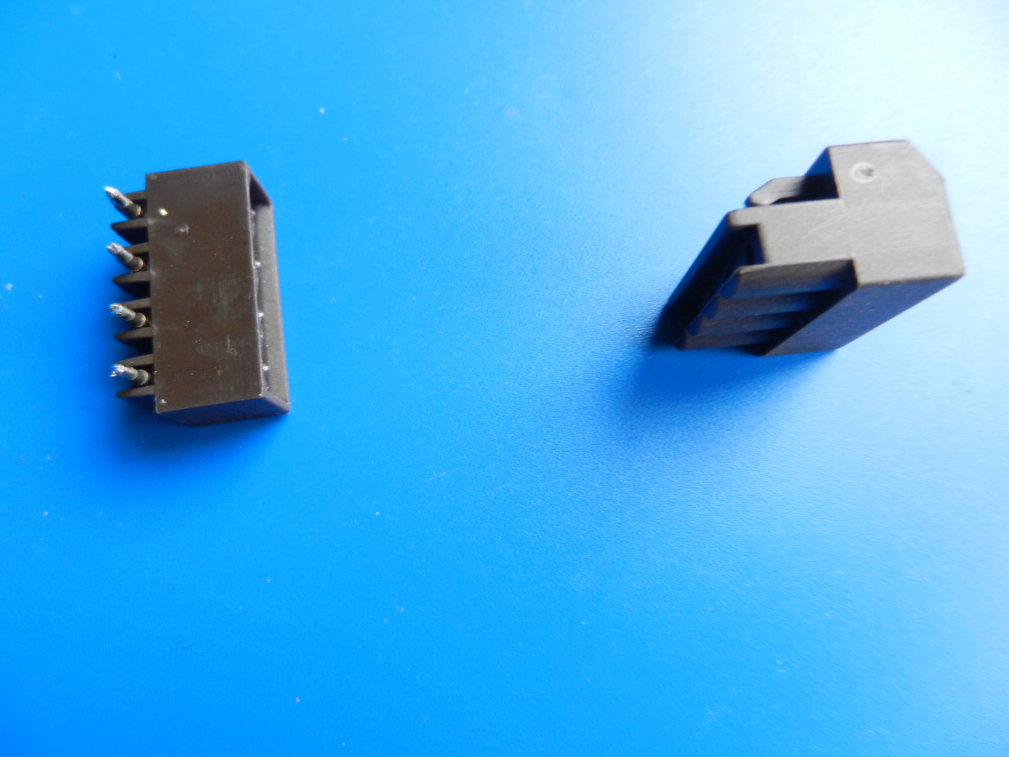 4 polige Buchse zur Platinenmontage mit Stecker zum Schrauben , wie neu