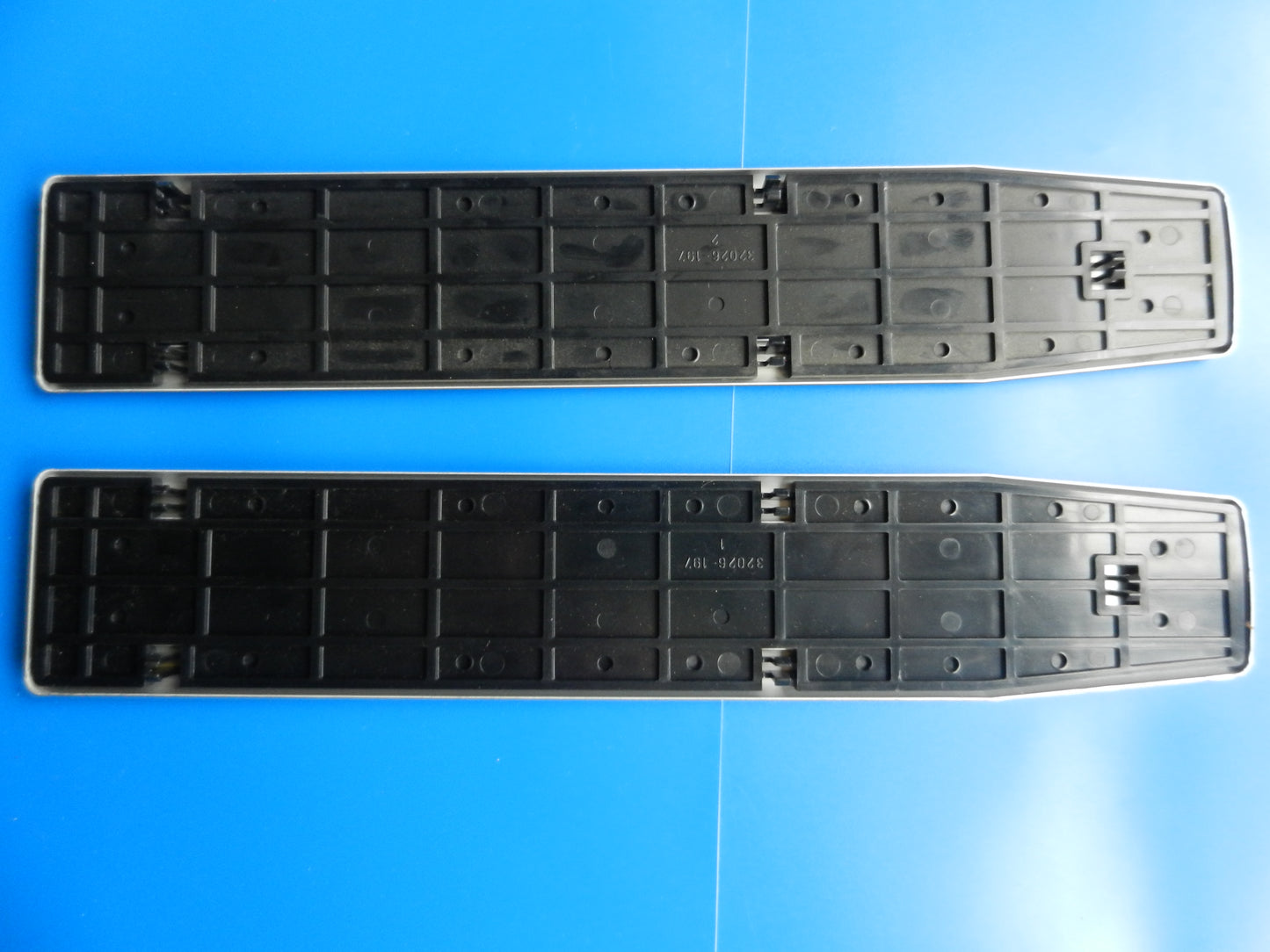 CN830 Seitenteil mit Alu-Blende in schwarz für Hifi Decks von GRUNDIG