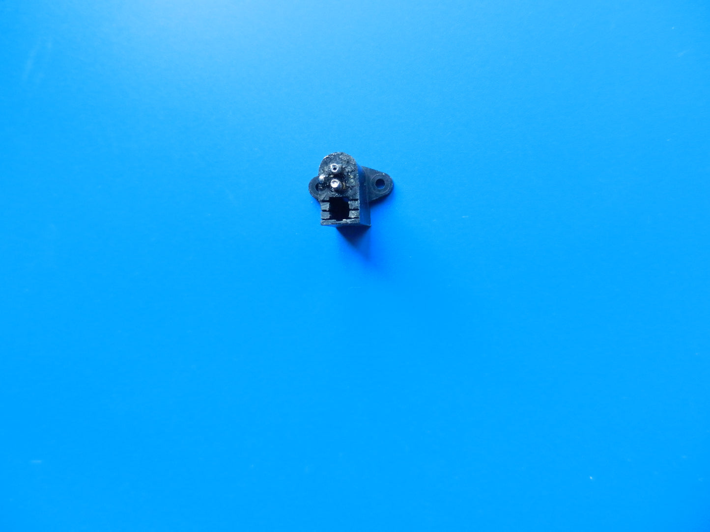 NV 2 pol. Einbaubuchse gebraucht von GRUNDIG für Retro Radios und Cassettengeräte