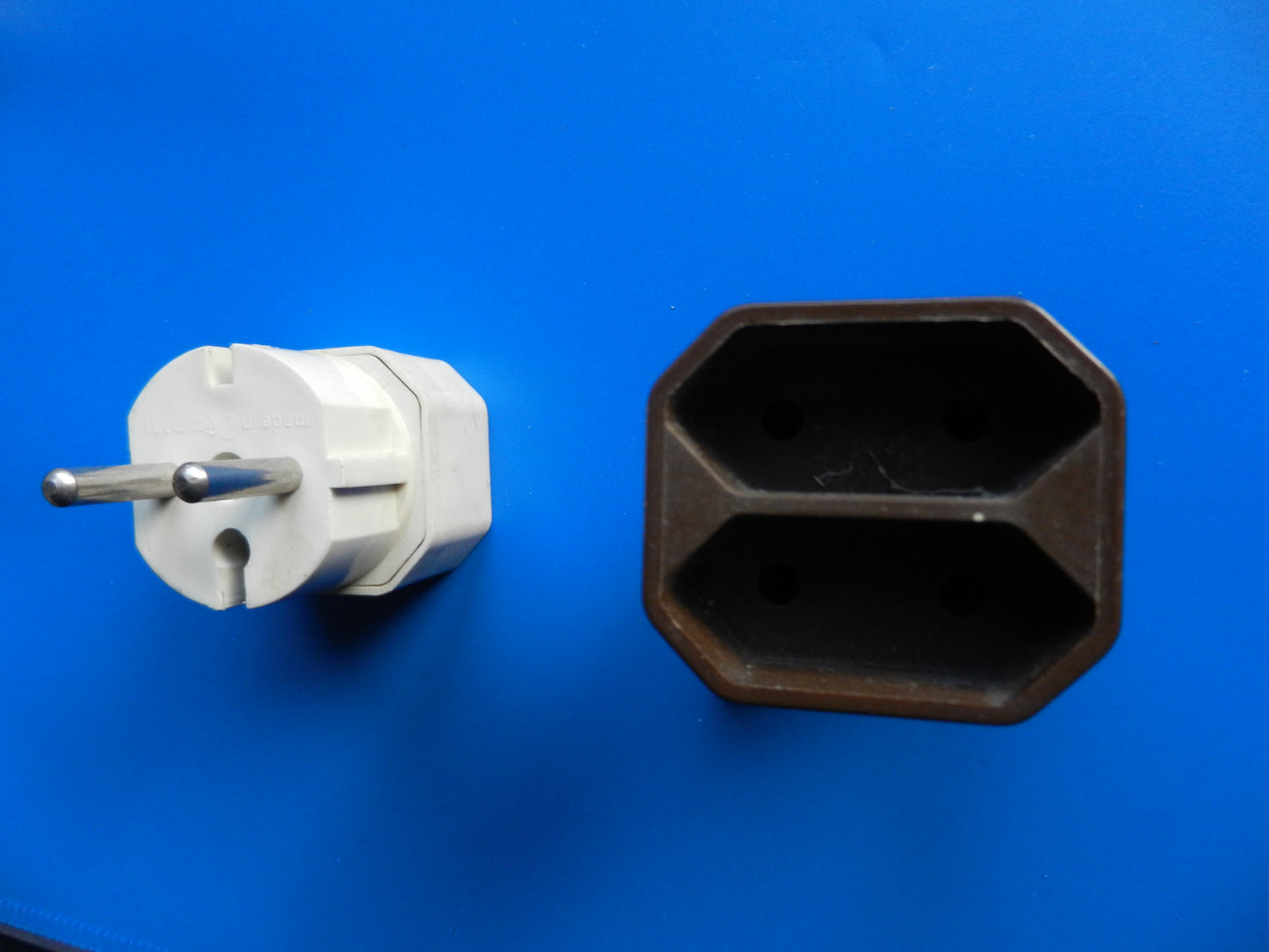 Euro Schuko Adapter 1x Schuko Stecker, 2 x Euro Buchse braun oder weiss