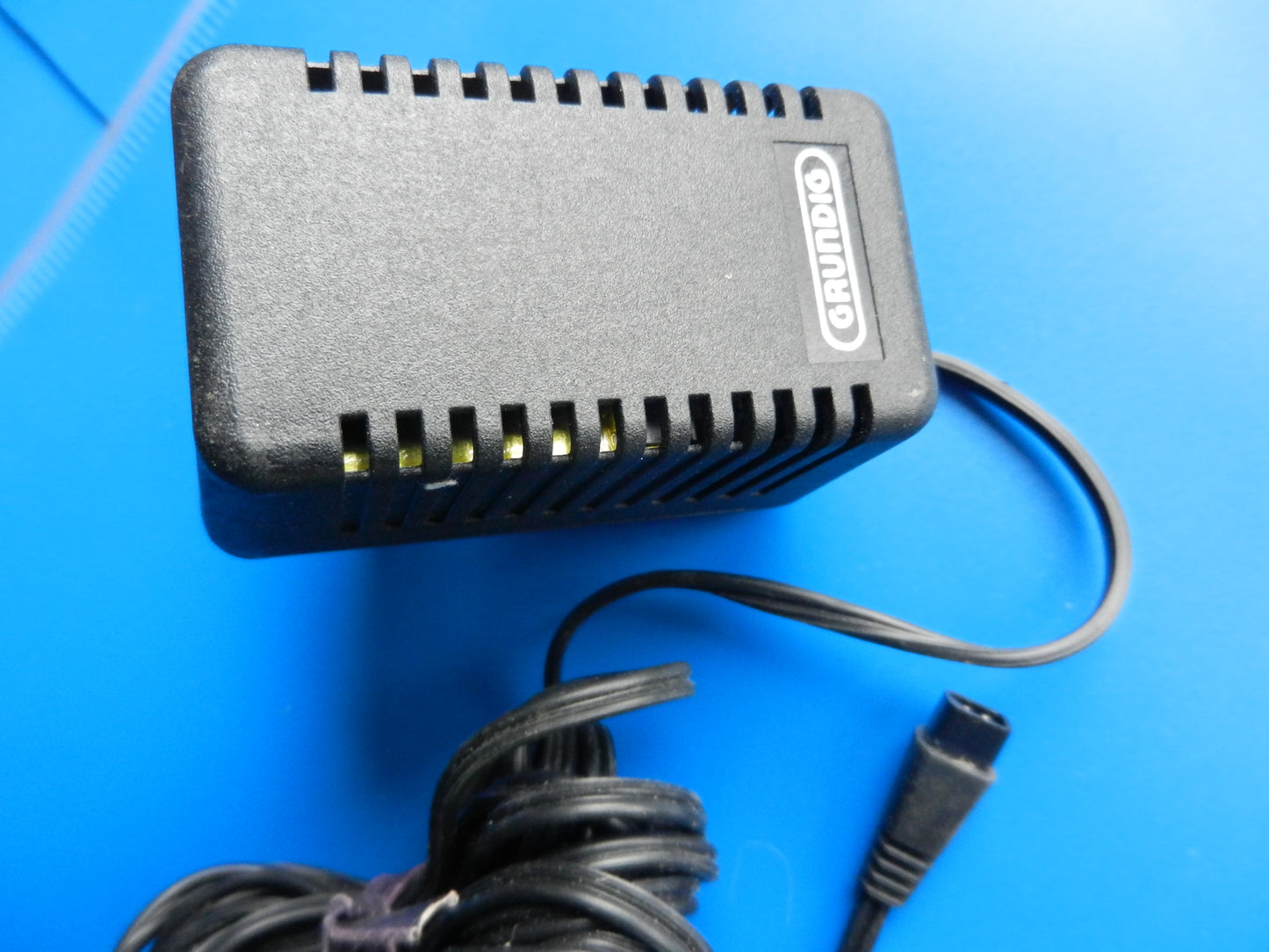 Netzteil 667B 15V 100mA für ältere GRUNDIG Hand und Tisch - Diktiergeräte 2 polig