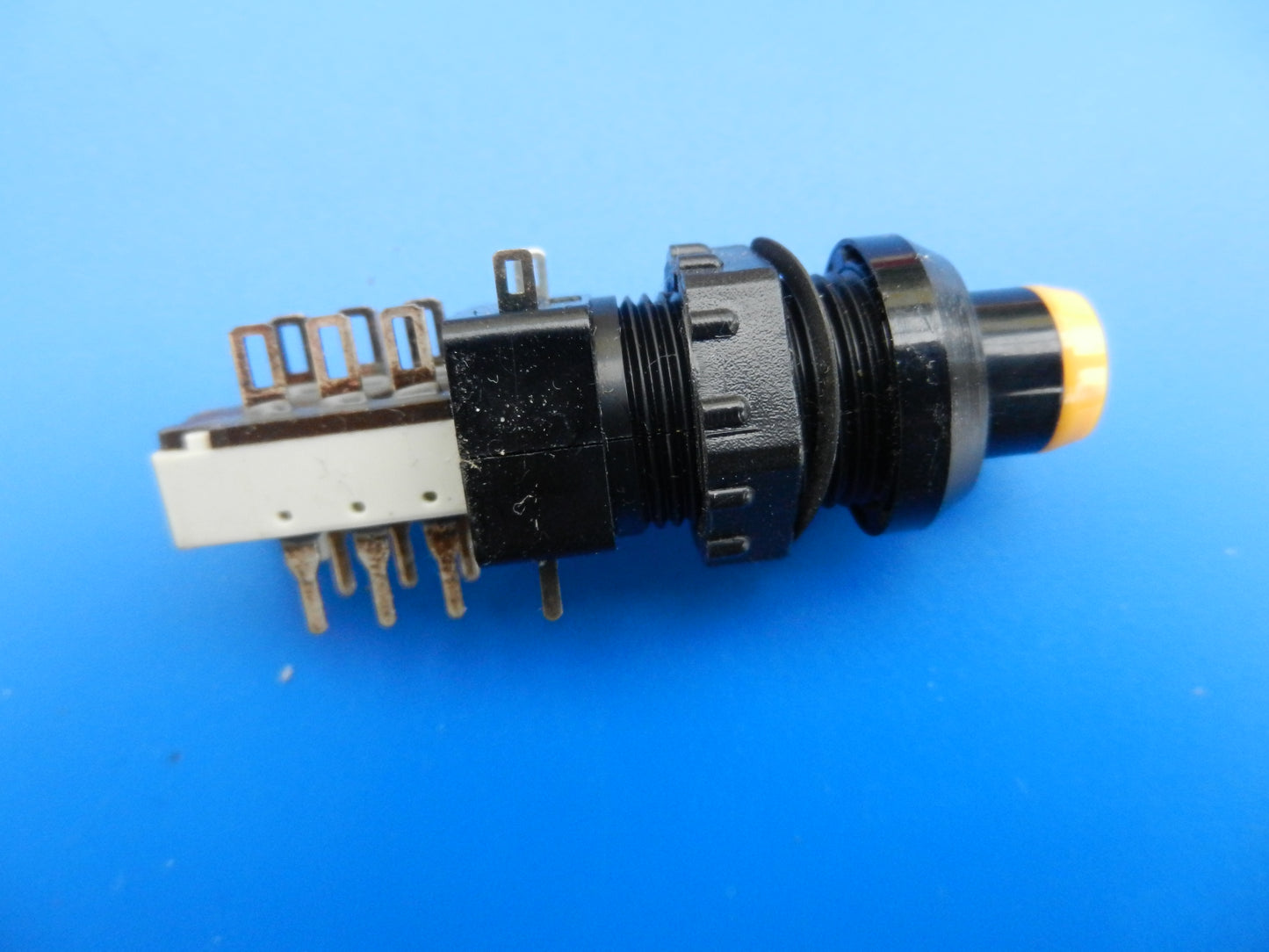 Meßgeräte Taster 2 x ein / aus von Grundig mit Beleuchtung 12V 40mA gelb