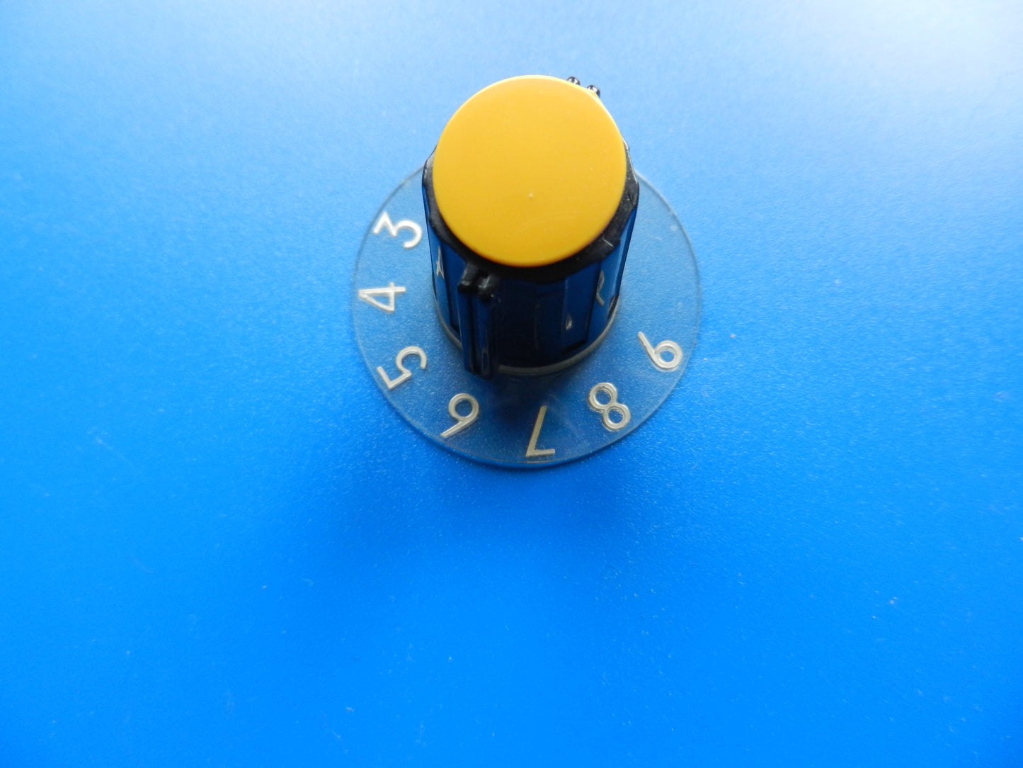 Drehknopf / Spannzangendrehknopf mit gelb Kappe für 4mm Achse und 0-9 Anzeige