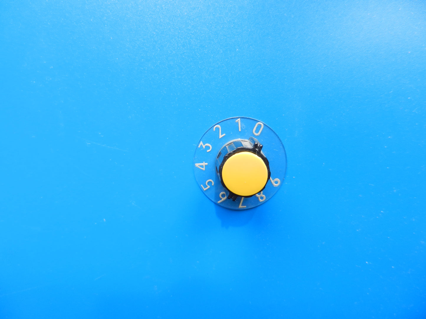 Drehknopf / Spannzangendrehknopf mit gelb Kappe für 4mm Achse und 0-9 Anzeige