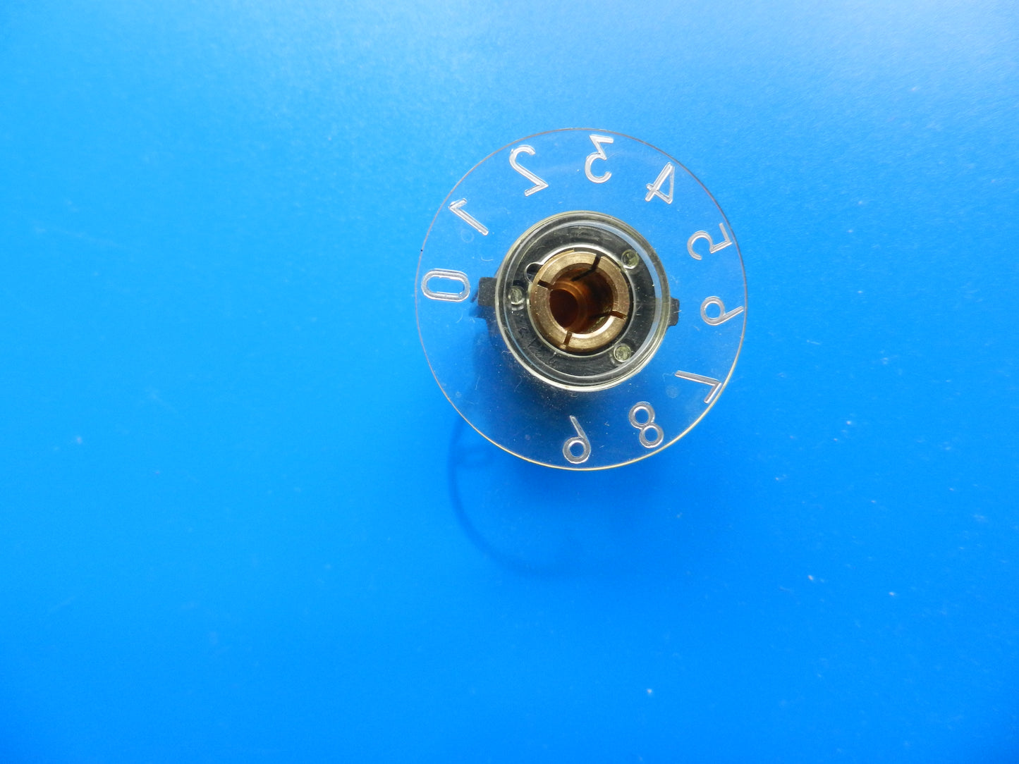 Drehknopf / Spannzangendrehknopf mit roter Kappe für 6mm Achse und 0-9 Anzeige
