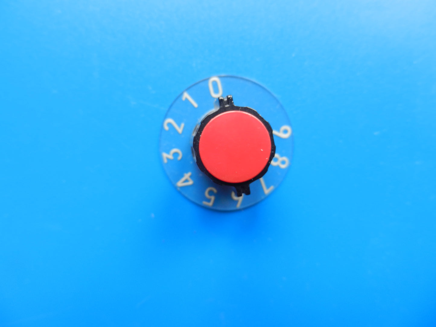 Drehknopf / Spannzangendrehknopf mit roter Kappe für 6mm Achse und 0-9 Anzeige