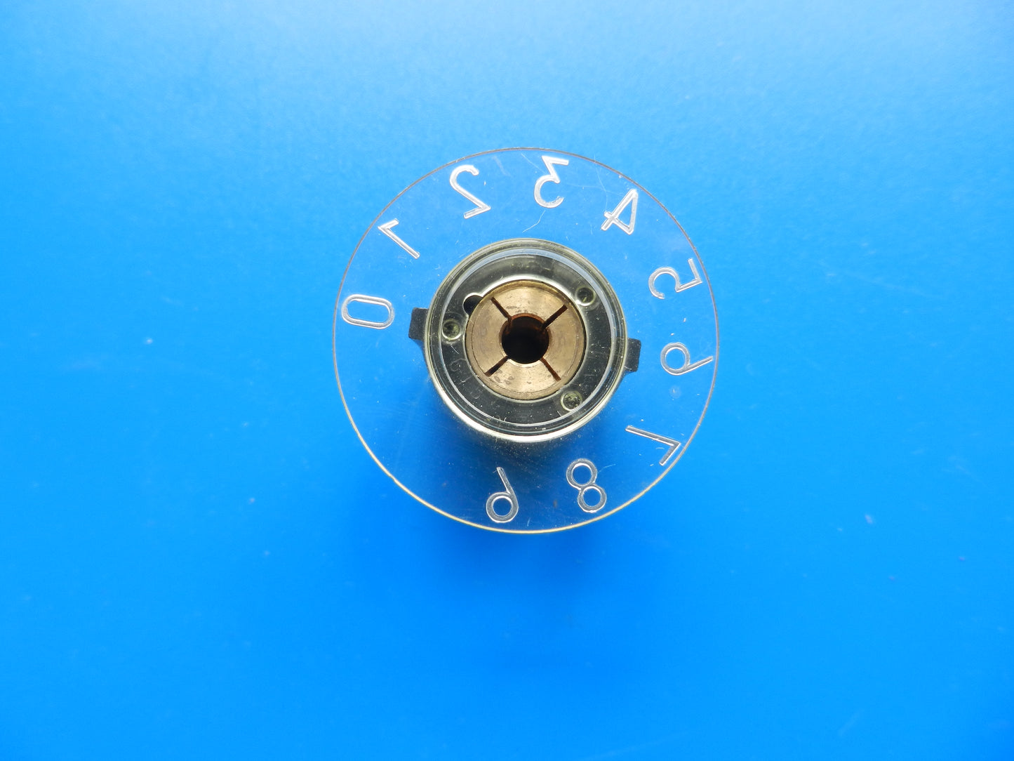 Drehknopf / Spannzangendrehknopf mit gelb Kappe für 4mm Achse und 0-9 Anzeige