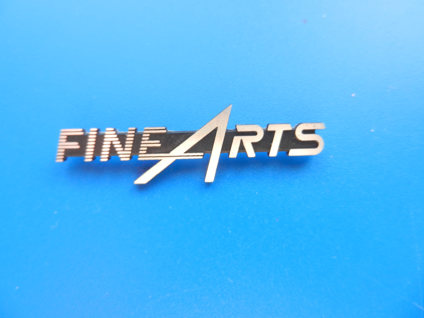Fine Arts Alu Emblem 37mm breit in silber für Radiorecorder von GRUNDIG