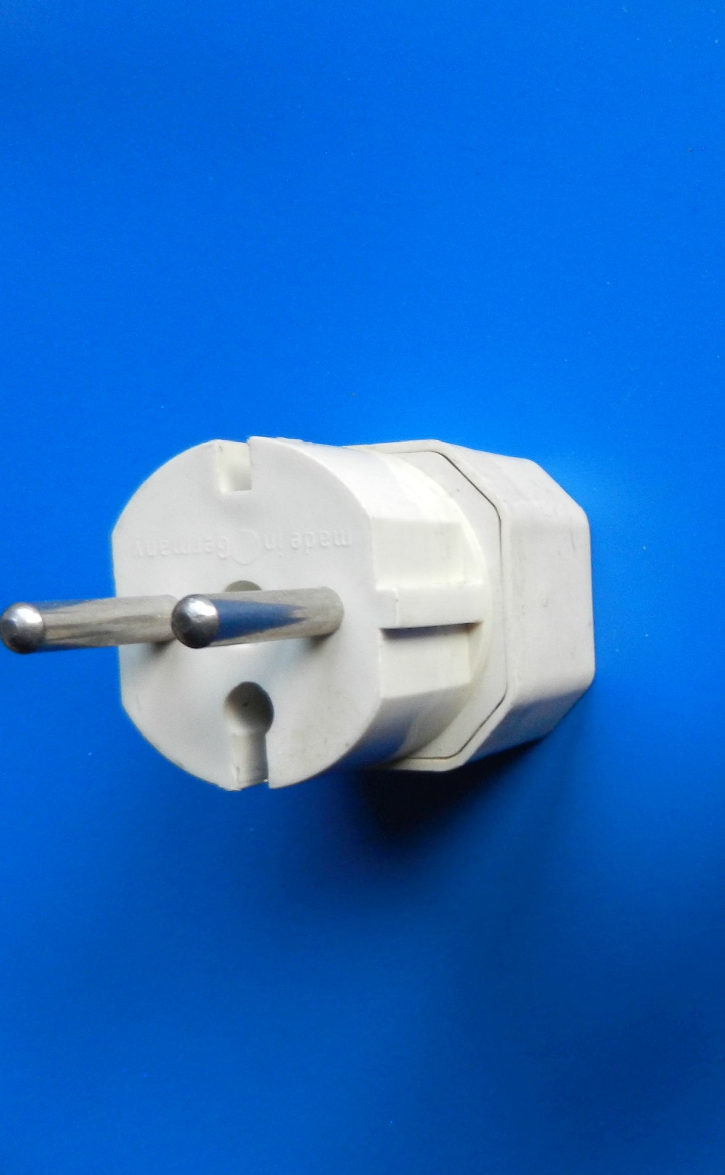 Euro Schuko Adapter 1x Schuko Stecker, 2 x Euro Buchse braun oder weiss