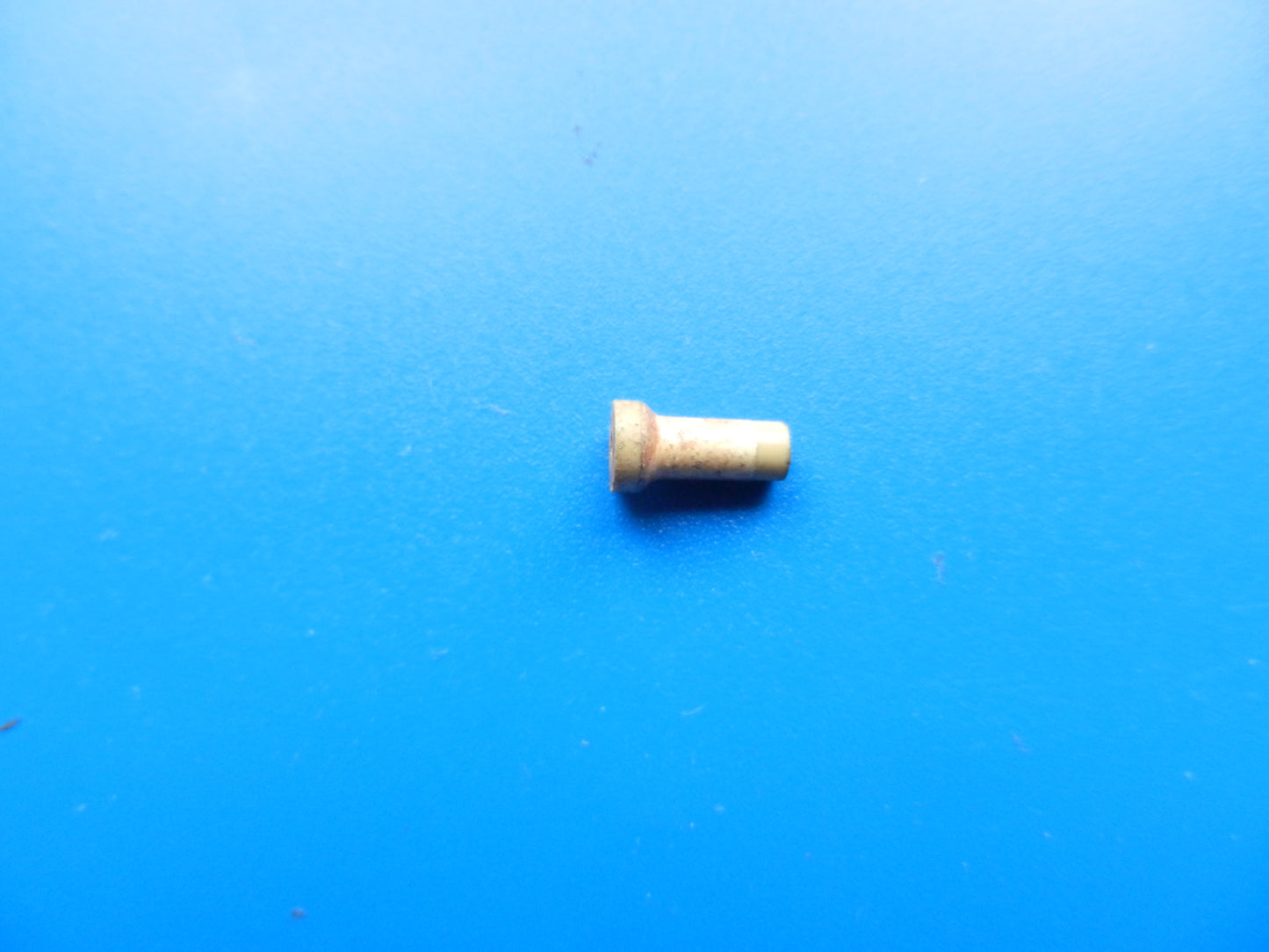 Keramik Durchführungskondensator 3mm / 4,5mm für GRUNDIG Cassettenrecorder Motoren