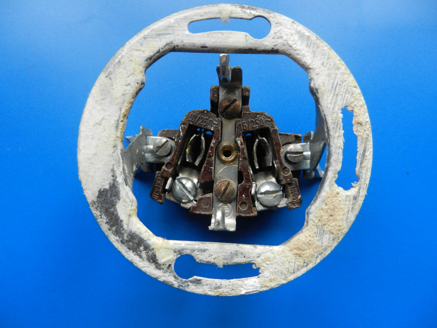 Steckdose ohne Blende aus Bakelit Retro