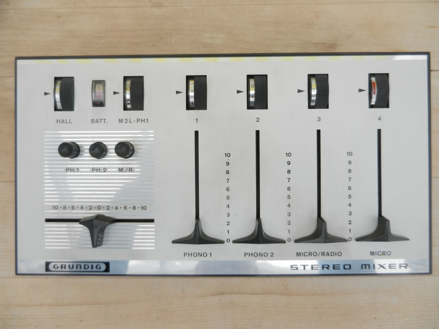 Stereo Mixer 422 von GRUNDIG zum Anschluß und regeln von 4 Stereo Tonspannungsquellen