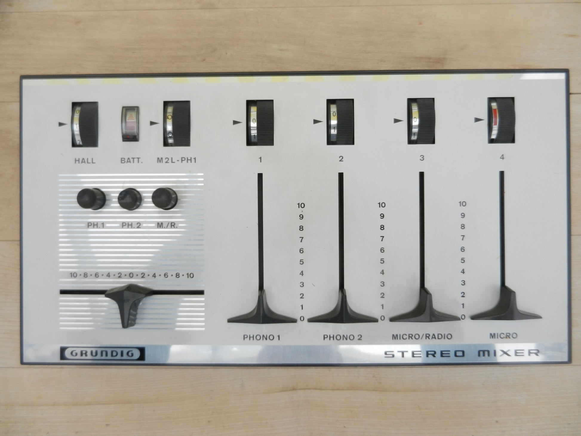 Stereo Mixer 422 von GRUNDIG zum Anschluß und regeln von 4 Stereo Tonspannungsquellen