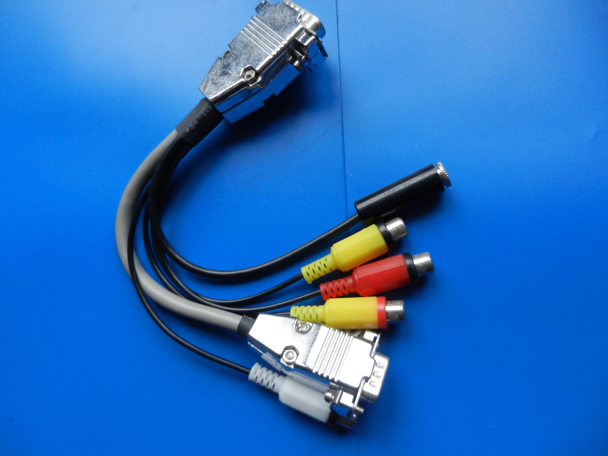 VGA Adapter Kabel 15 polig + 26 polig mit 4 Cinch Ku + 3,5mm Bu