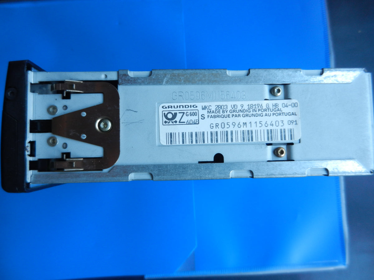 WKC2803VD Autoradio von GRUNDIG mit unverletztem Siegel mit Fehler