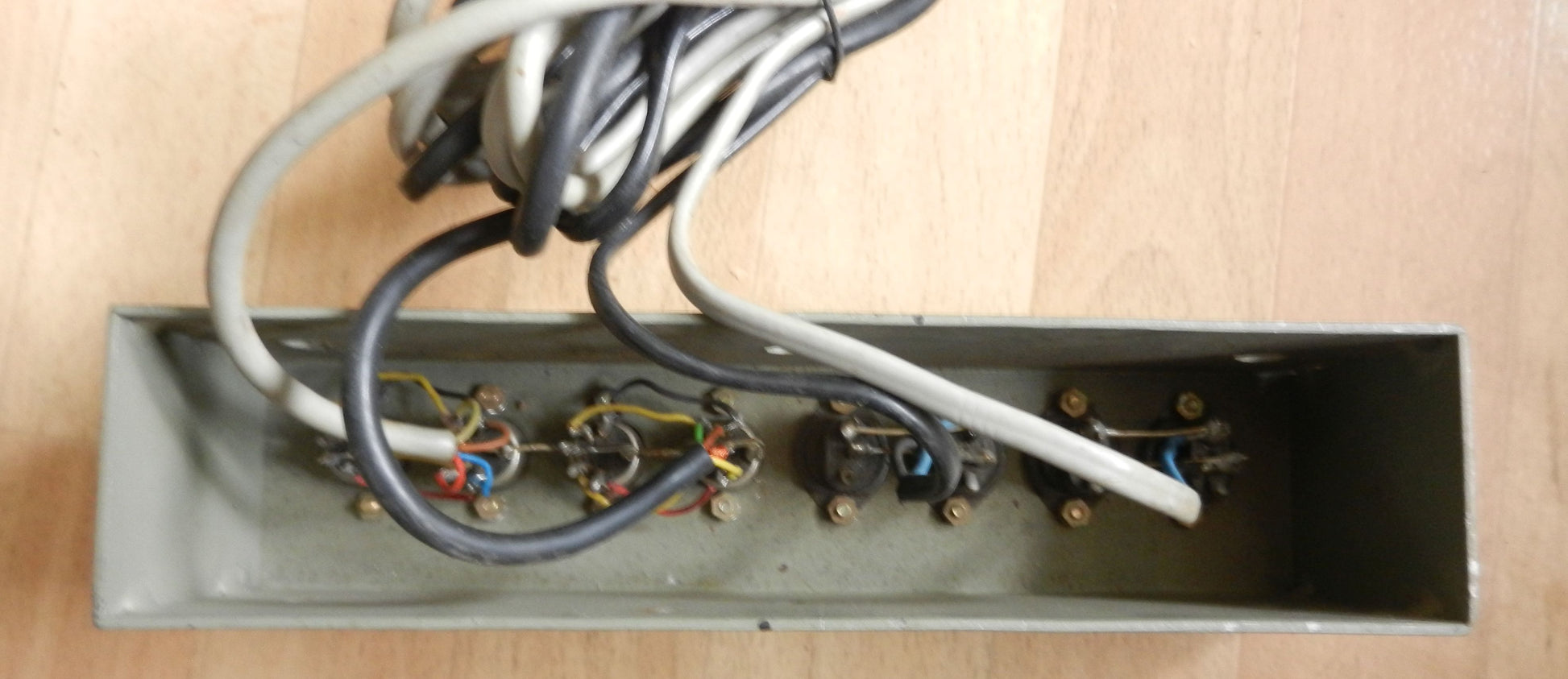 Gehäuse für 4 Stück DIN 5pol Dioden Buchsen, 4 LS Buchsen mit Schalter + Kabel